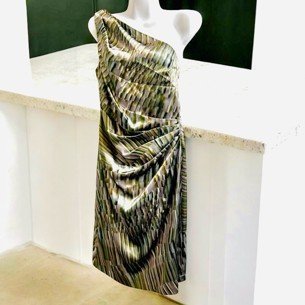Maggy London One Shoulder Satin, Bodycon Dress, With Ruching Exc Cond. SIZE 6